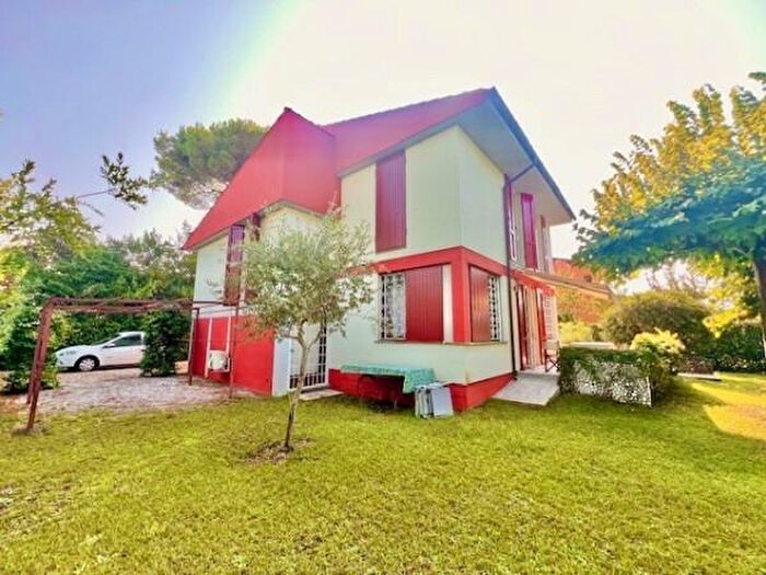 Casa con 6 locali in affitto in Forte Dei Marmi