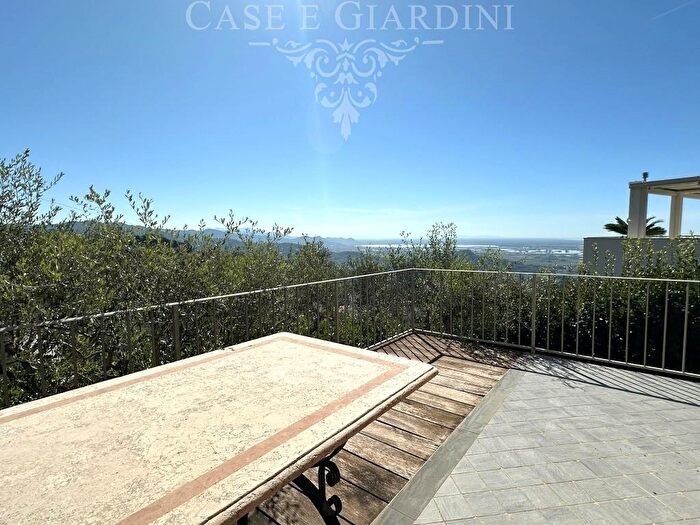 Casa con 9 locali in vendita in Massarosa