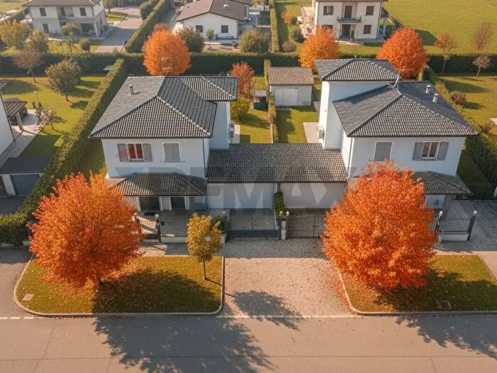 Casa quadrilocale in vendita in Via Ponchielli, Castel Goffredo