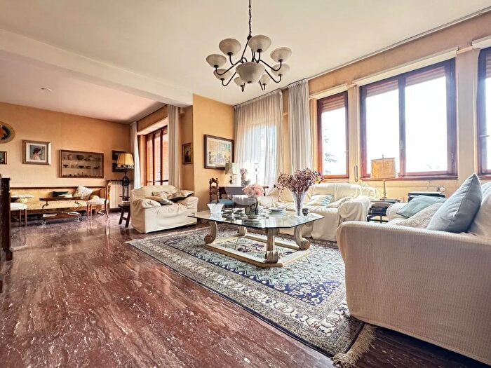 Appartamento con 6 locali in vendita in Via Luigi Lilio, Roma