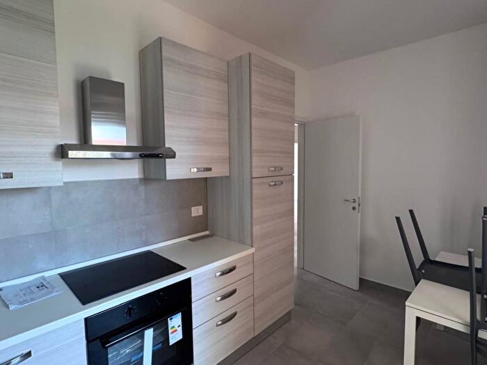 Appartamento trilocale in affitto in Via Andrea Maffei, Montenero, Milano