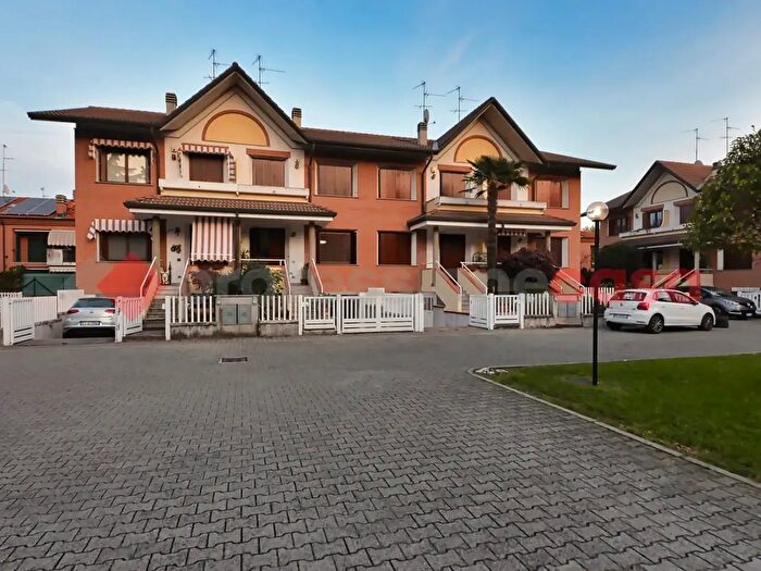Casa quadrilocale in vendita in Via Magenta, Paderno Dugnano