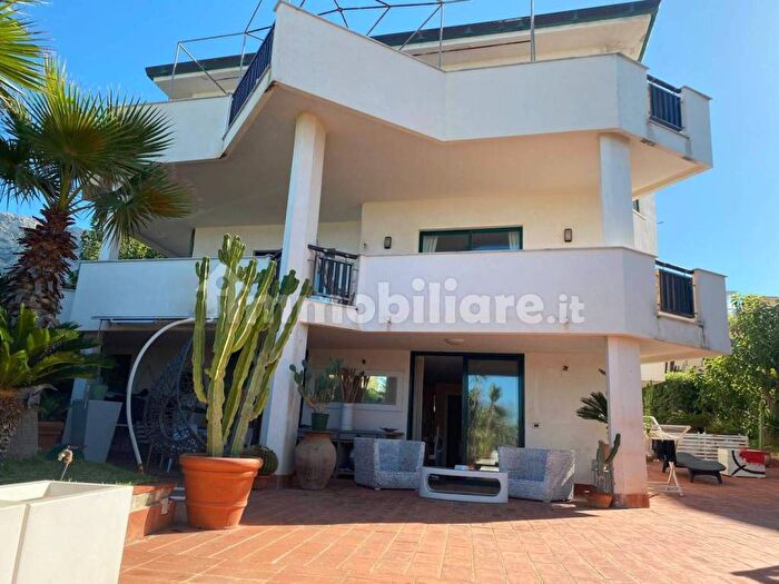 Appartamento con 5 locali in affitto in Viale dei Saraceni, Isola delle Femmine