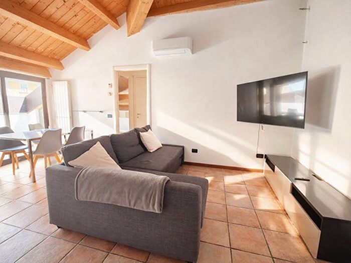 Appartamento trilocale in affitto in Via Giovanni Battista Varé, Bovisa, Milano