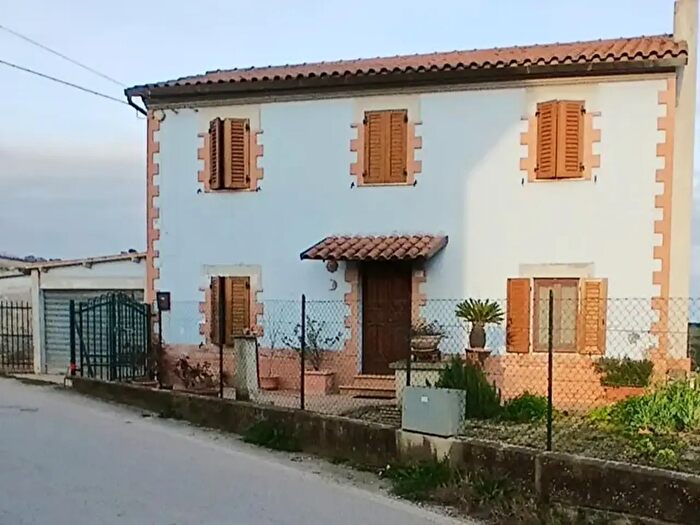 Casa quadrilocale in vendita in Contrada Piane di Chienti, Civitanova Marche