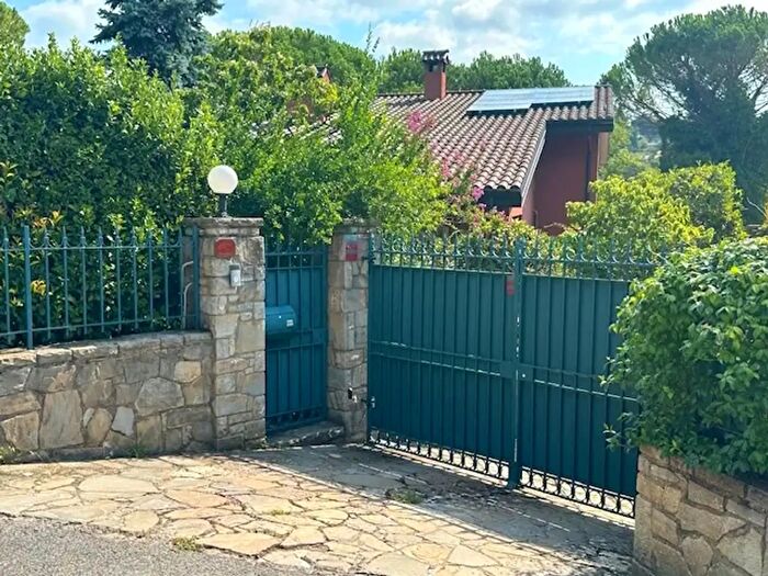 Casa con 8 locali in vendita in Via della Bietola, Perugia