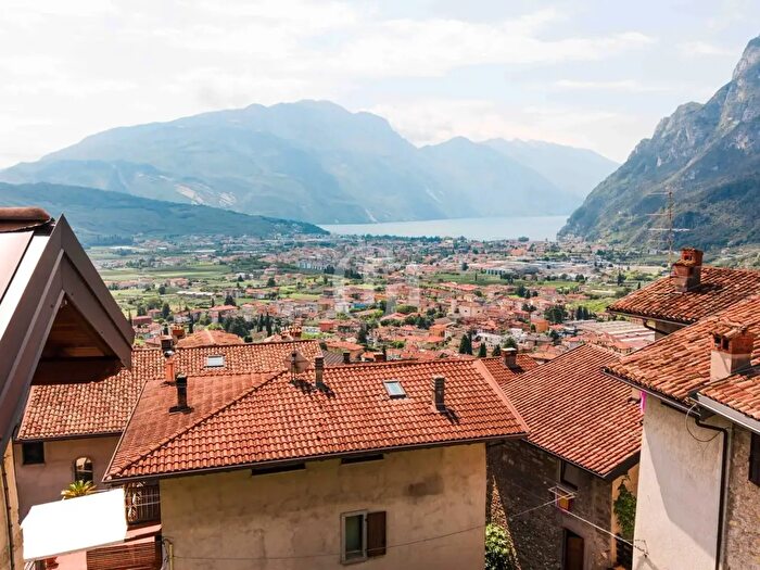 Casa con 8 locali in vendita in Via al Cingol Ros, Tenno