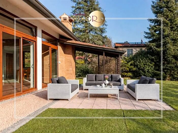 Casa con 6 locali in vendita in Via Garibaldi, Sirtori