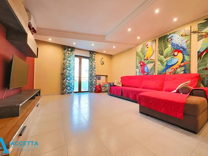 Appartamento quadrilocale in vendita in Via Anello di San Cataldo, Taranto