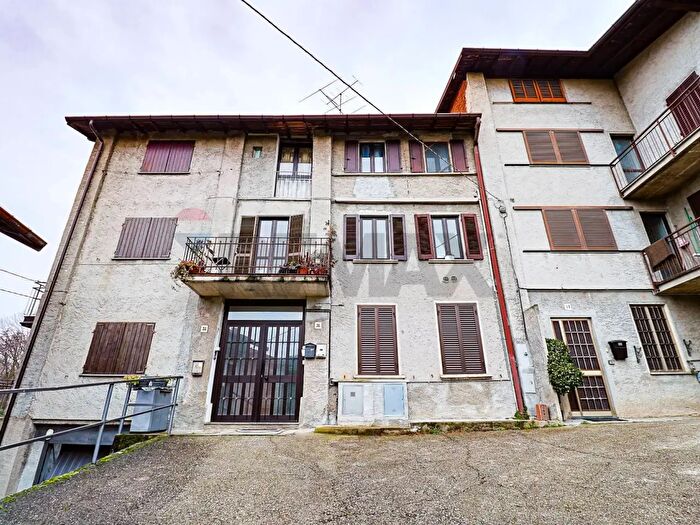 Appartamento trilocale in vendita in Via Leggiuno, Laveno Mombello