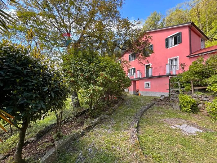 Casa con 10 locali in vendita in Via Montemozzo, Borzonasca