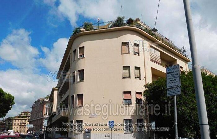 Appartamento trilocale in vendita in Lungotevere delle Navi, Roma