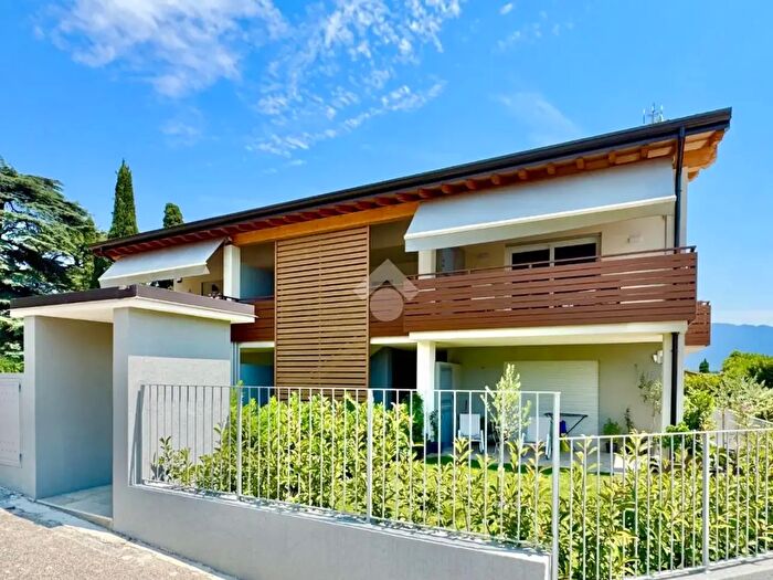 Appartamento quadrilocale in vendita in Via Regina della Pace, Costermano