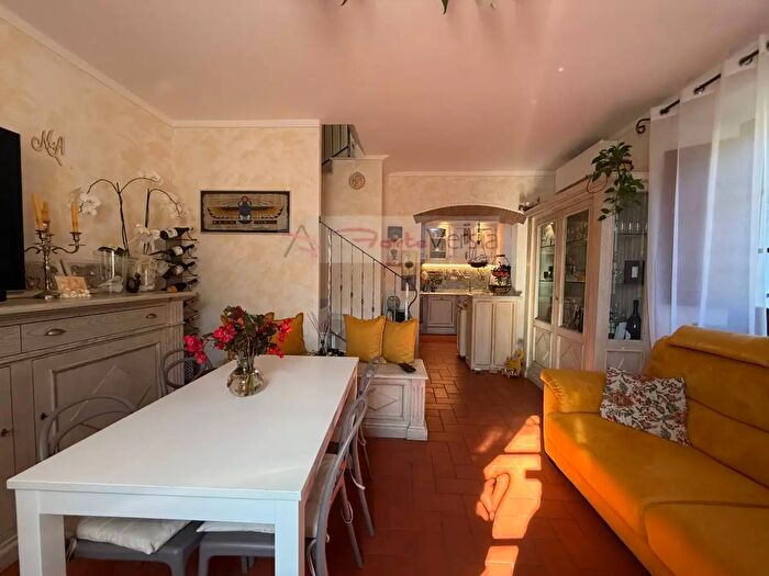 Casa quadrilocale in vendita in Via Serra, Seravezza