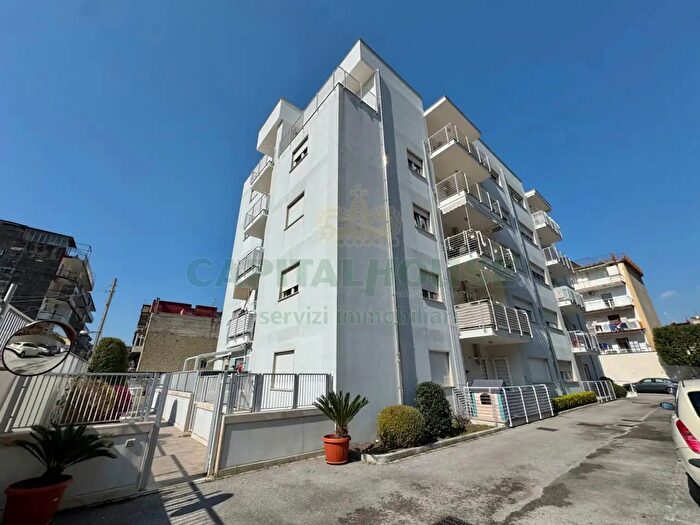 Appartamento trilocale in vendita in Via Comunale Napoli, Napoli