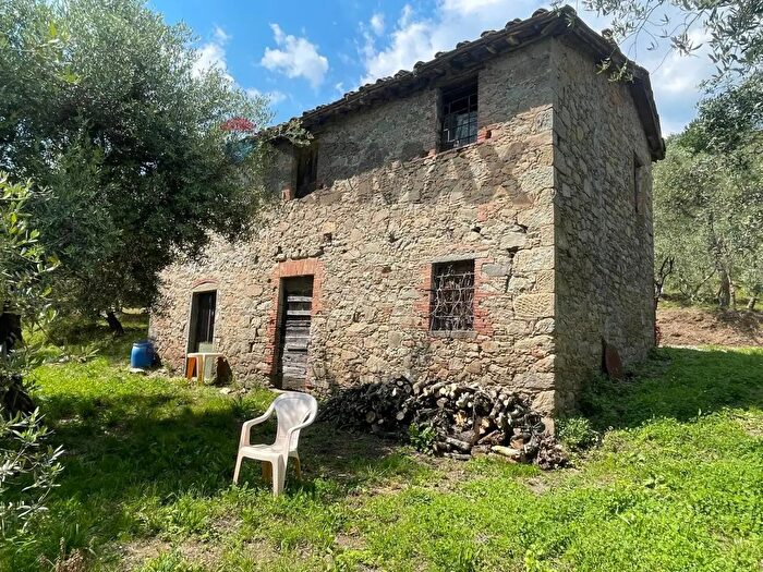 Casa con 5 locali in vendita in Pescia