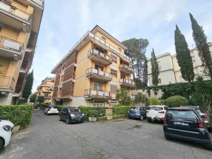 Appartamento con 6 locali in vendita in Via Cassia, Roma