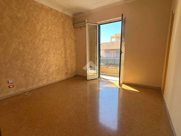 Appartamento trilocale in affitto in Via Guglielmo Albimonte, Zisa, Palermo