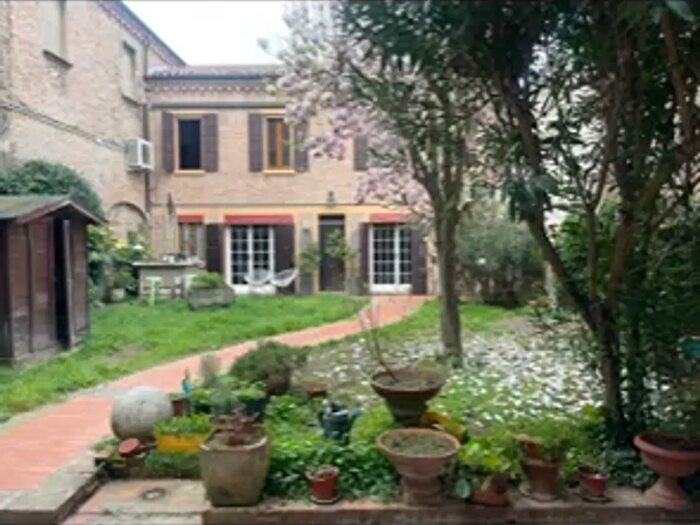 Casa quadrilocale in vendita in Via Montebello, Ferrara