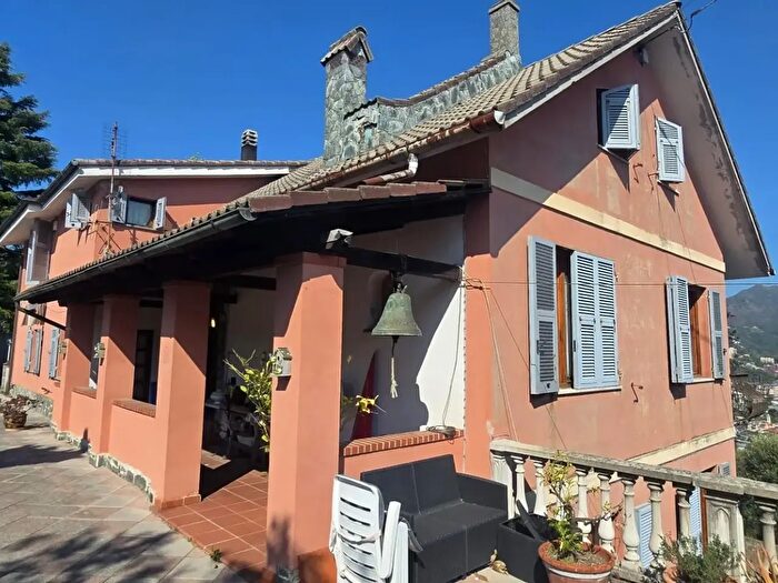 Casa con 18 locali in vendita in Via della Costiera, Genova