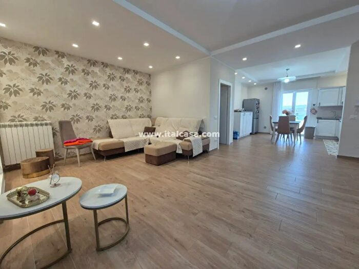 Appartamento trilocale in vendita in Via Thailandia, Crotone