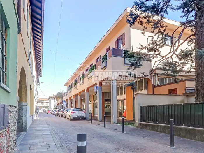 Appartamento quadrilocale in vendita in Via Giuseppe Garibaldi, Somma Lombardo