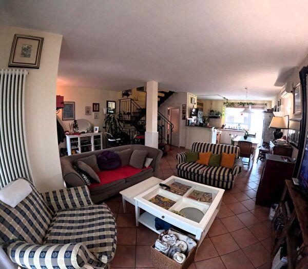 Casa con 6 locali in vendita in Casole DElsa