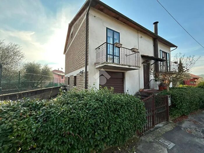 Casa quadrilocale in vendita in Via dellAnnunziata, Baschi