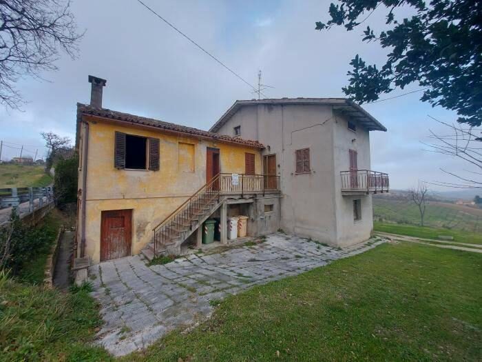Casa con 8 locali in vendita in Frazione Piticchio, Arcevia