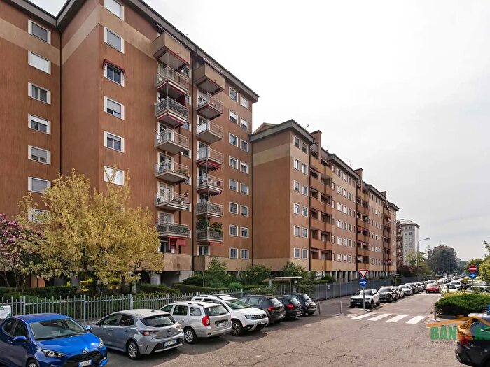 Appartamento trilocale in vendita in Viale Giovanni Suzzani, Milano