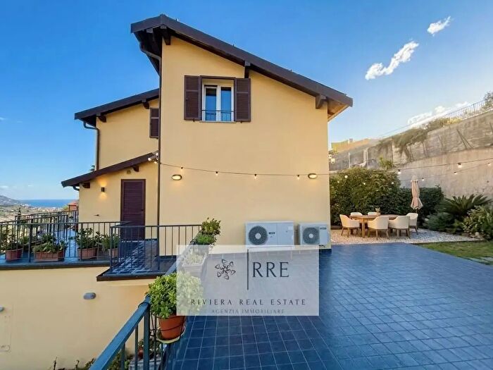 Casa quadrilocale in vendita in Strada Civezza Poggi, Imperia