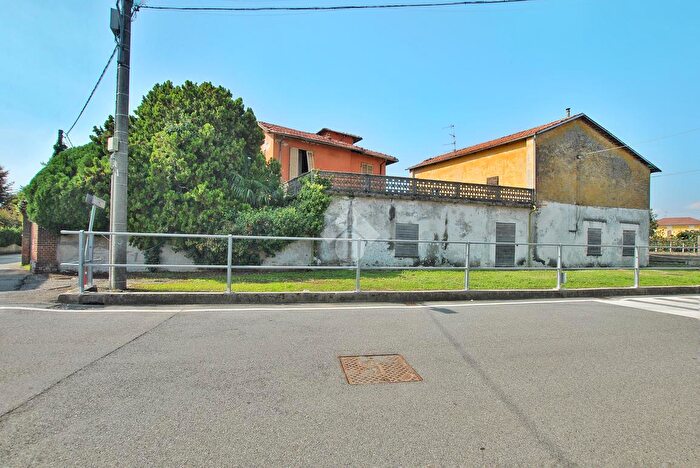 Casa con 6 locali in vendita in Via Don Evasio Ferraris, Borgo DAle