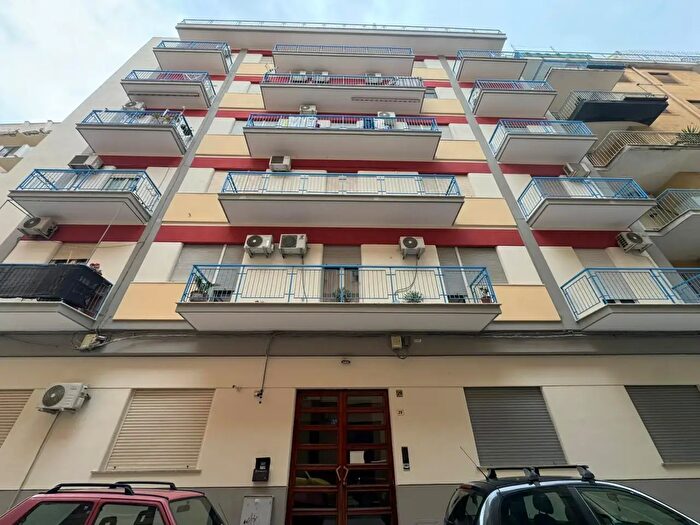 Appartamento trilocale in vendita in Via Matteo Silvaggio, Palermo