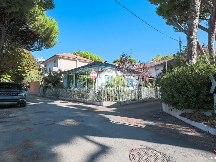 Casa con 5 locali in vendita in Viale Donizetti, Riccione
