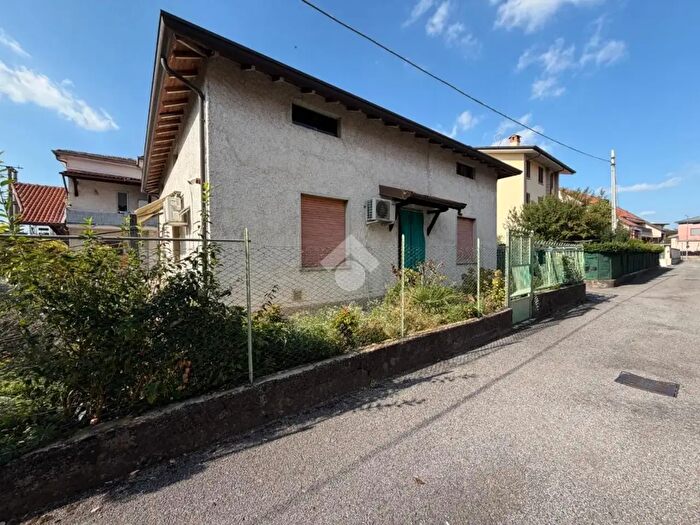 Casa trilocale in vendita in Via Trieste, Osio Sopra