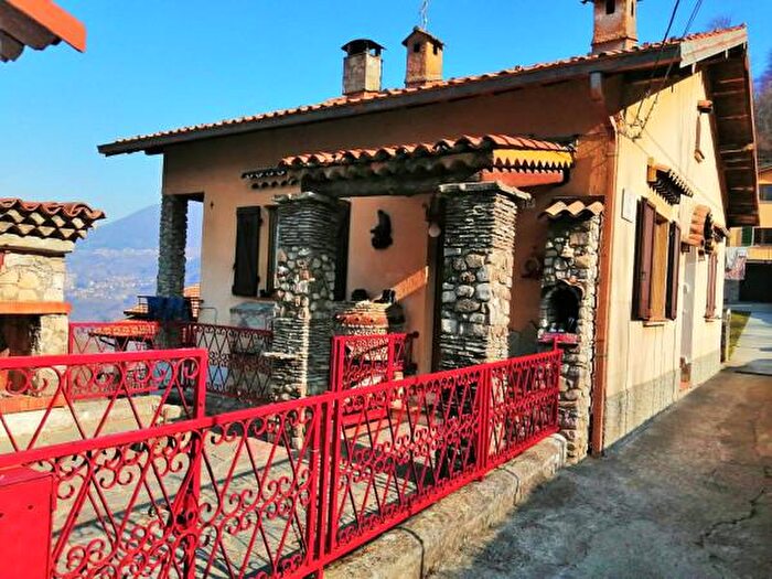 Casa trilocale in vendita in Via Lera, Schignano