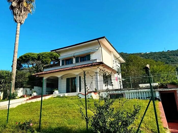 Casa con 6 locali in vendita in Carrara