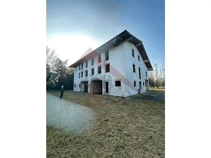 Casa con 20 locali in vendita in Modena