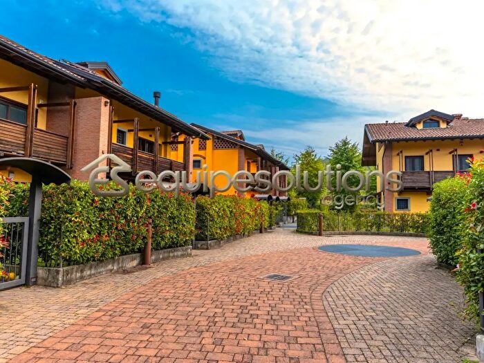 Casa con 6 locali in vendita in Via Marconi, Seriate