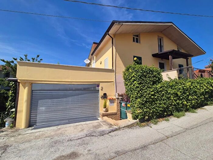 Casa con 12 locali in vendita in Via Croci, Casalincontrada