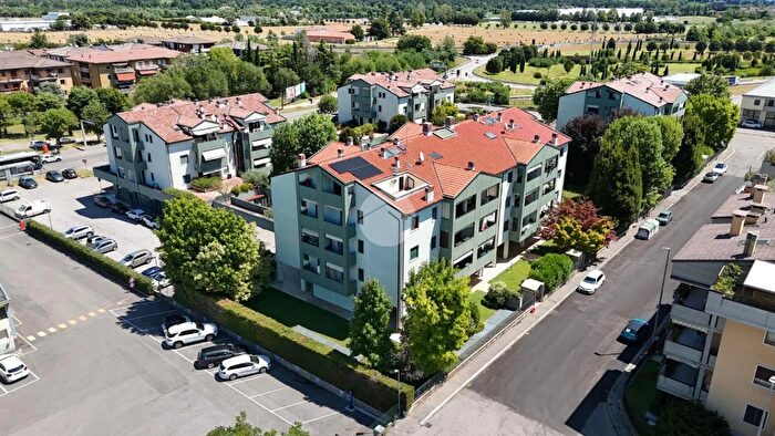 Appartamento con 5 locali in vendita in Via Paganella, Verona