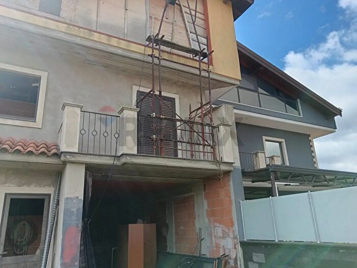 Appartamento con 6 locali in vendita in Via Umbria, Mascalucia