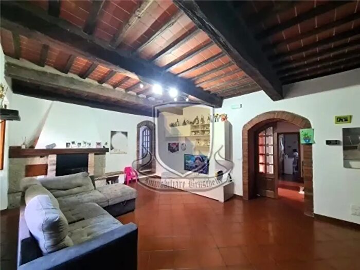 Casa con 9 locali in vendita in Monticiano