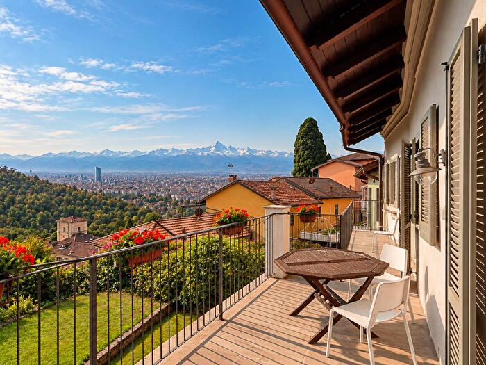 Casa con 6 locali in vendita in Via San Rocco, Cavoretto, Torino