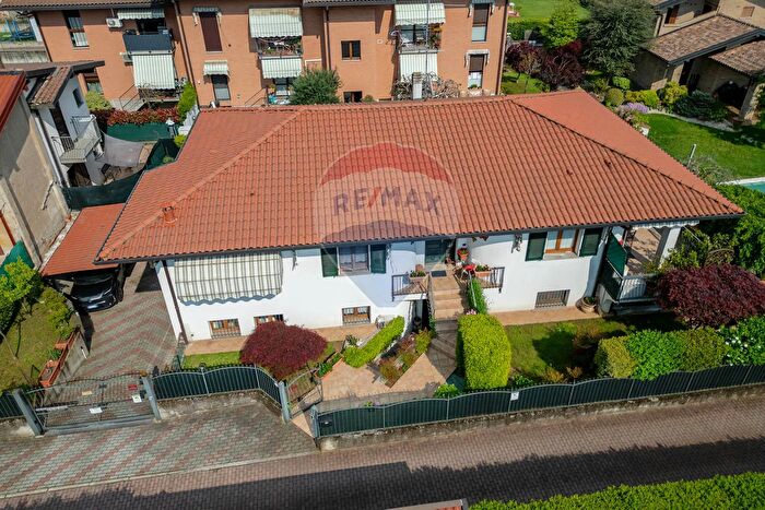 Casa quadrilocale in vendita in Via dAnnunzio, Vedano Olona