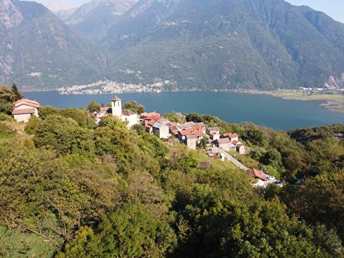 Casa con 6 locali in vendita in Via Peschiera, Sorico