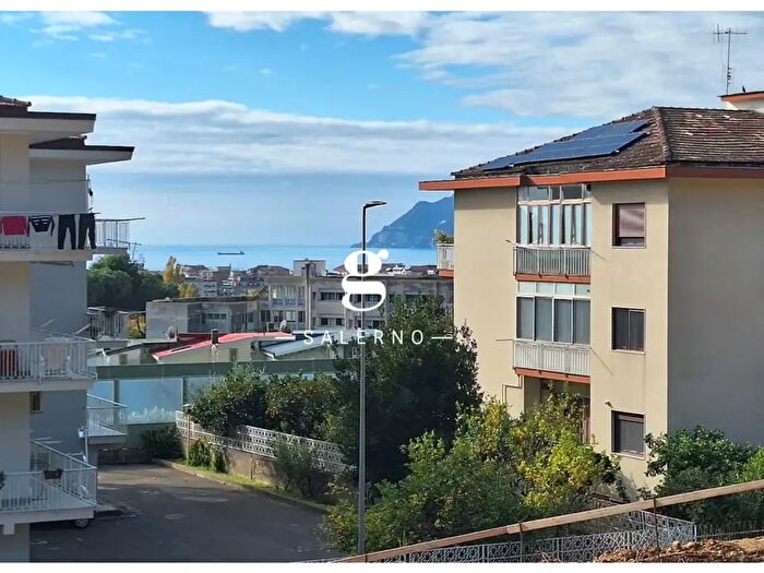 Appartamento trilocale in vendita in Via Moscani, Salerno