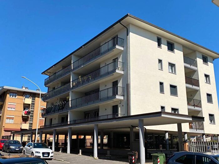 Appartamento trilocale in vendita in Via Enrico dell'Acqua, Tribunale, Busto Arsizio