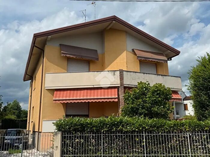 Casa quadrilocale in vendita in Via Antonio Canova, Pordenone