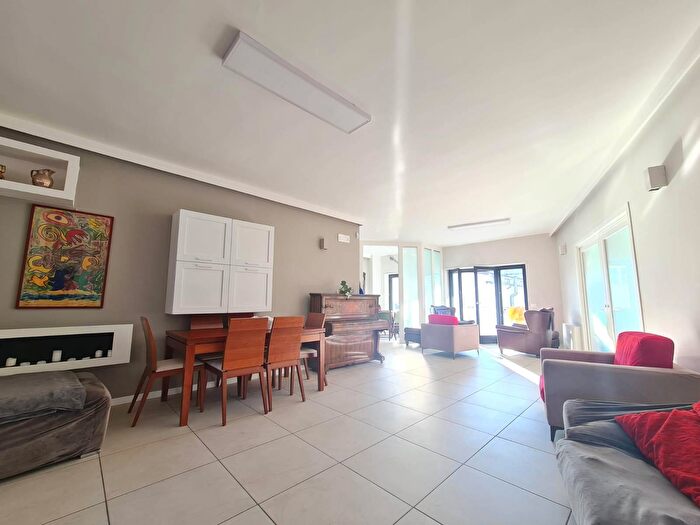 Appartamento con 8 locali in vendita in Via Padre Giglio, Cosenza